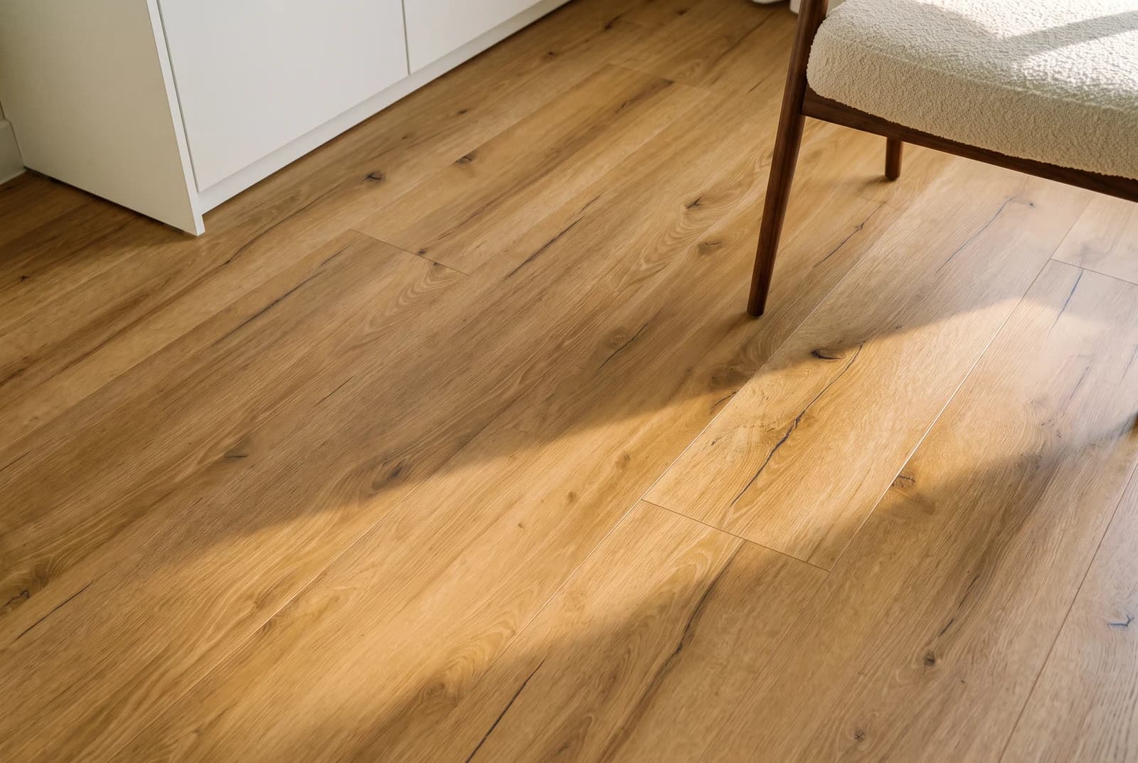 Glue-down vinyl Oak Valencia (Basic) in an interior